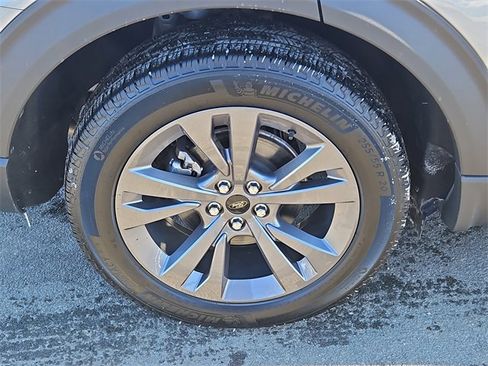 Used 2022 Ford Explorer XLT w/ Equipment Group 202A image 9