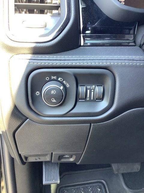Used 2025 RAM 2500 Limited AWD/4WD image 38