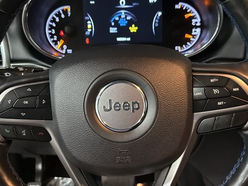 Used 2019 Jeep Grand Cherokee Laredo AWD/4WD image 11