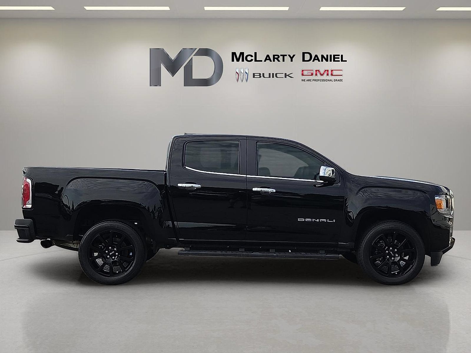 Used 2022 GMC Canyon Denali w/ Denali Black Edition Package AWD/4WD image 15