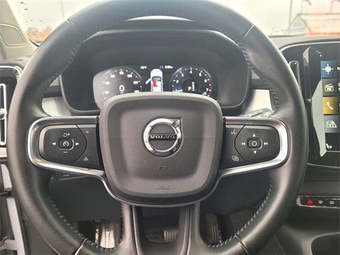 Used 2021 Volvo XC40 T5 Momentum image 25