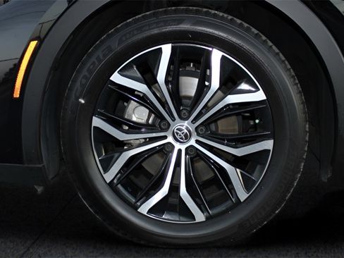 Used 2023 Toyota Crown Limited image 9