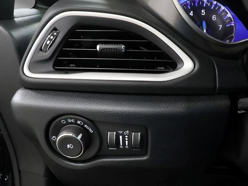 Used 2025 Chrysler Pacifica Select image 18