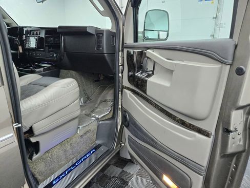 Used 2023 GMC Savana 2500 image 30