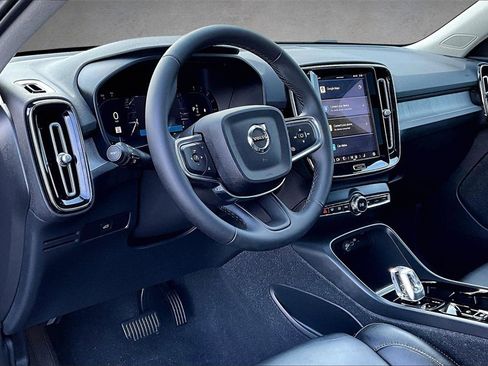 Certified 2023 Volvo XC40 B5 Ultimate w/ Protection Package Premier image 17