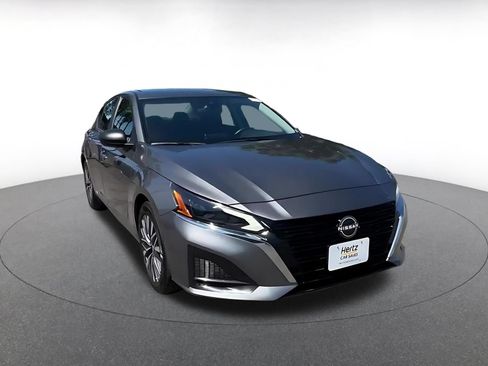 Used 2025 Nissan Altima 2.5 SV FWD image 3