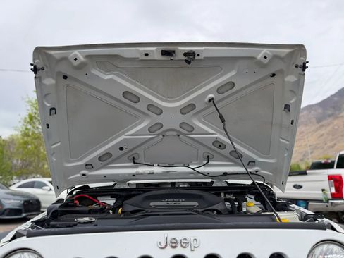 Used 2018 Jeep Wrangler Sport image 3