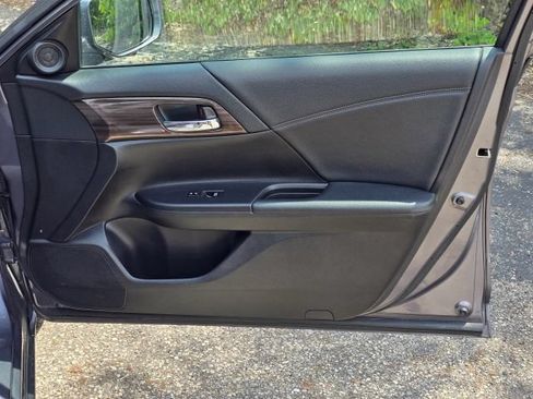 Used 2017 Honda Accord EX image 16