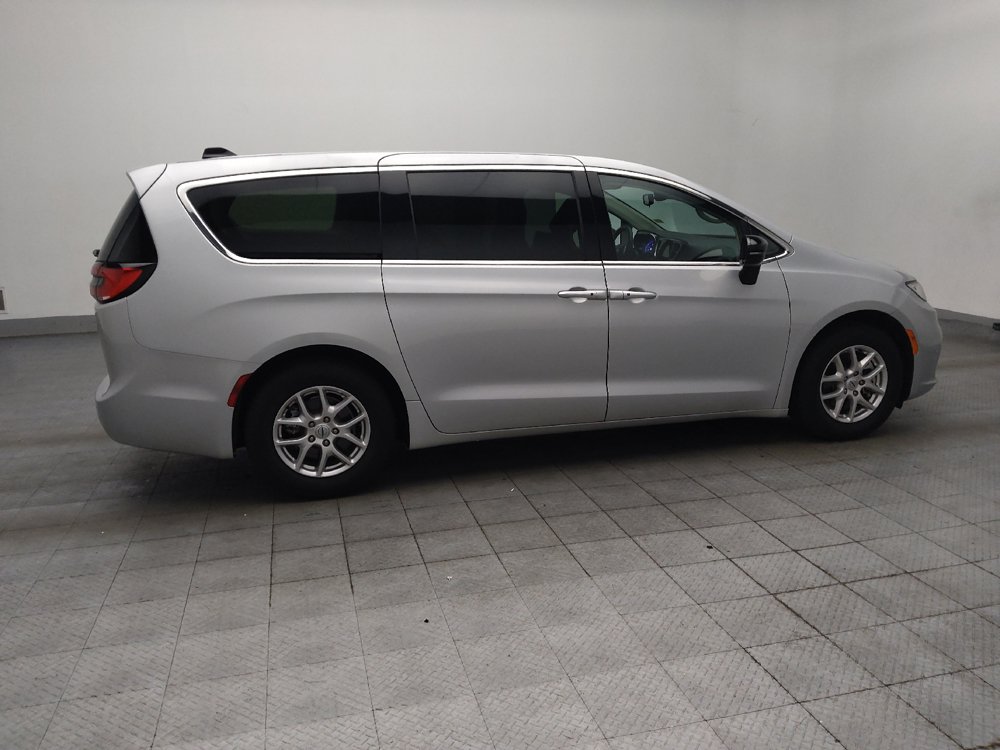Used 2024 Chrysler Pacifica Touring-L FWD image 10