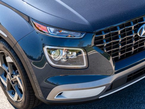 Used 2025 Hyundai Venue Limited FWD image 11