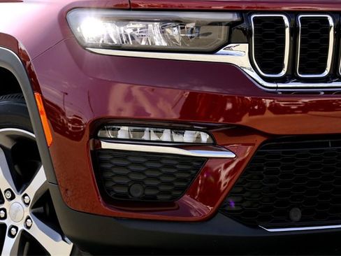 Used 2023 Jeep Grand Cherokee Limited w/ Luxury Tech Group II image 3