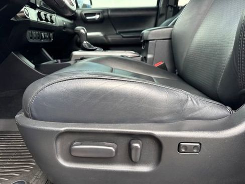 Used 2022 Toyota Tacoma Limited image 14