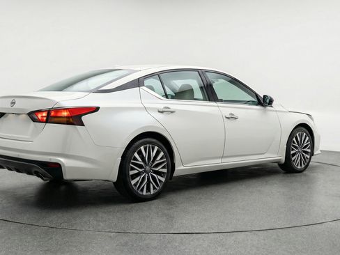 Used 2025 Nissan Altima 2.5 SV FWD image 9