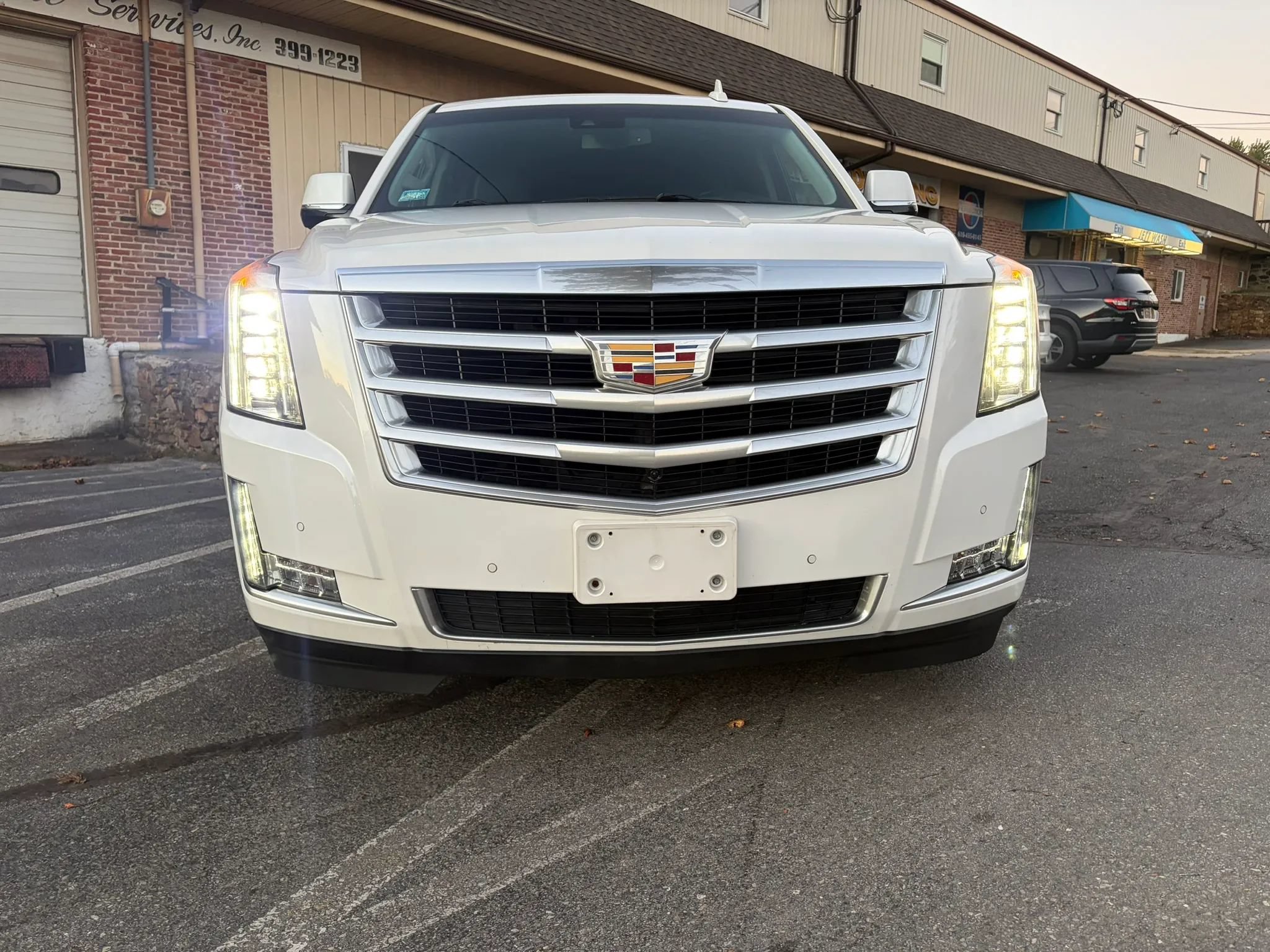Used 2016 Cadillac Escalade Luxury AWD/4WD image 8