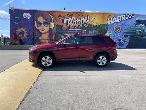 Used 2020 Toyota RAV4 XLE w/ Convenience Package AWD/4WD image 2