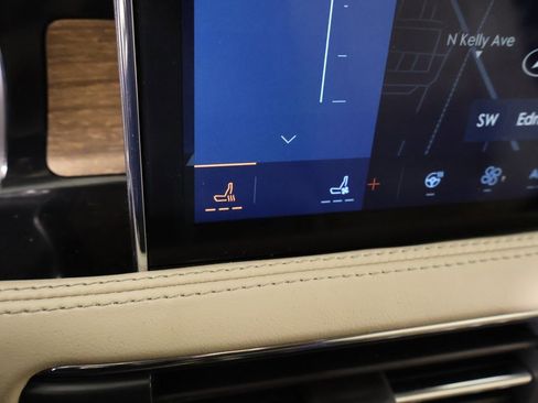 Certified 2025 Lincoln Corsair Reserve image 8