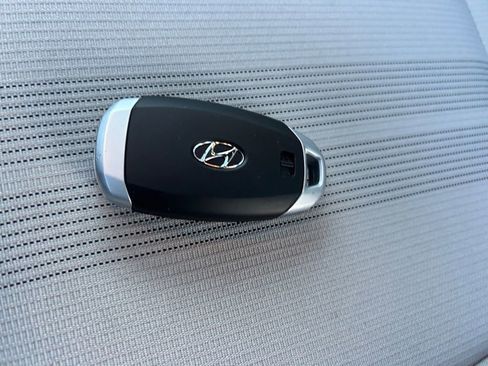 Used 2025 Hyundai Venue SEL image 33