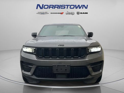 Used 2022 Jeep Grand Cherokee Altitude image 3