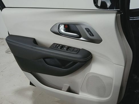 Used 2024 Chrysler Pacifica Touring-L FWD image 33