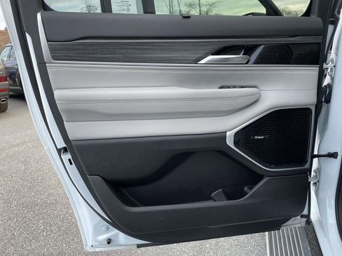 Used 2023 Jeep Wagoneer L Series III w/ Premium Group I image 2