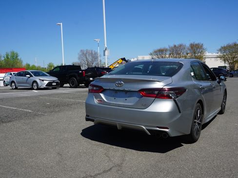 Used 2023 Toyota Camry SE image 3