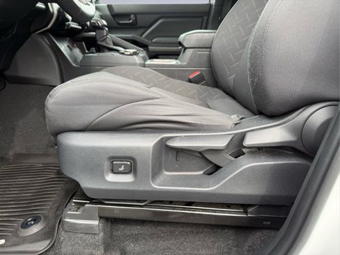 Used 2024 Toyota Tacoma SR5 AWD/4WD image 19