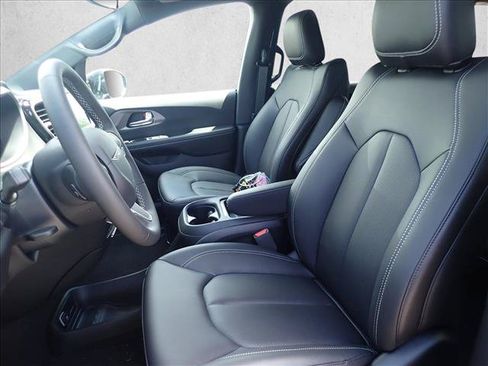 New 2027 Chrysler Pacifica Select FWD image 13