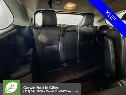 Used 2022 Toyota Highlander XLE AWD/4WD image 16