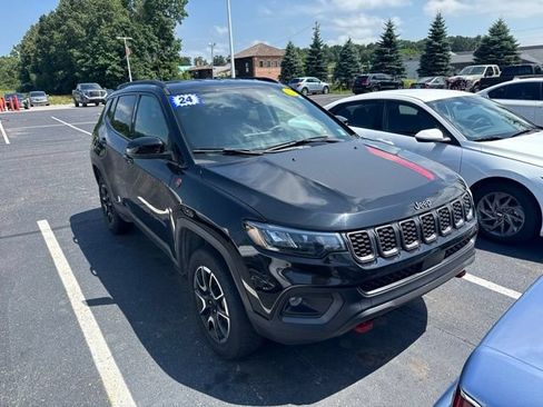 Used 2024 Jeep Compass Trailhawk AWD/4WD image 3
