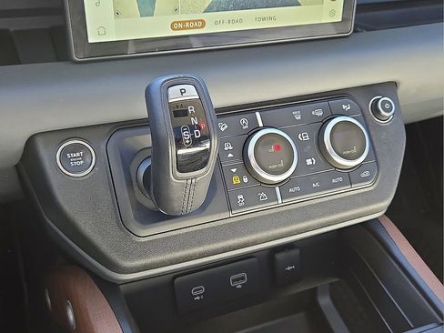 Used 2024 Land Rover Defender 110 X-Dynamic SE image 28