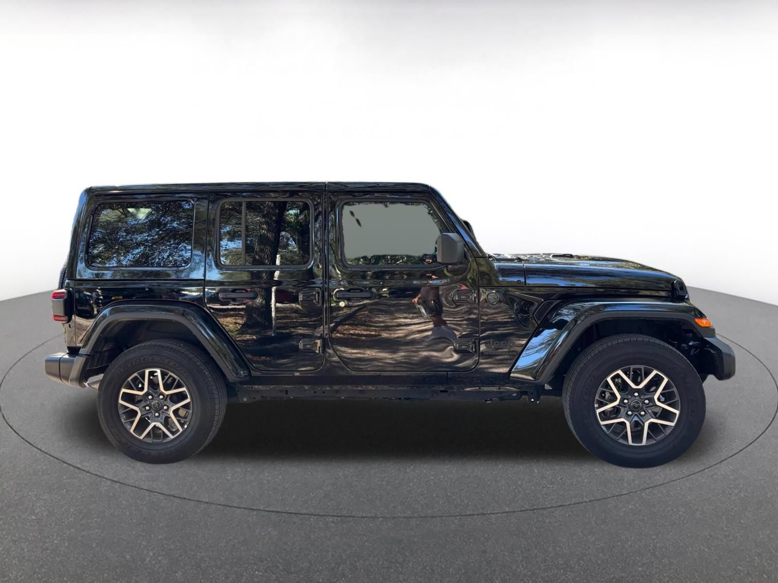 Used 2025 Jeep Wrangler Unlimited Sahara AWD/4WD image 9