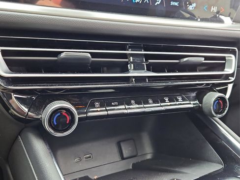 Used 2024 Chevrolet Traverse LT image 20