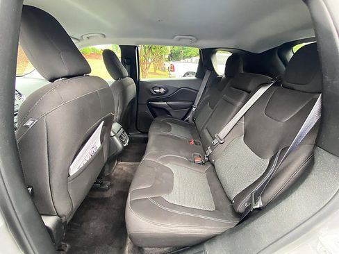 Used 2019 Jeep Cherokee Latitude w/ Popular Appearance Group FWD image 11