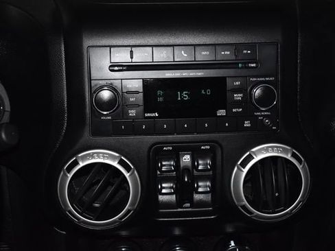 Used 2017 Jeep Wrangler Unlimited Sahara w/ Max Tow Package image 15