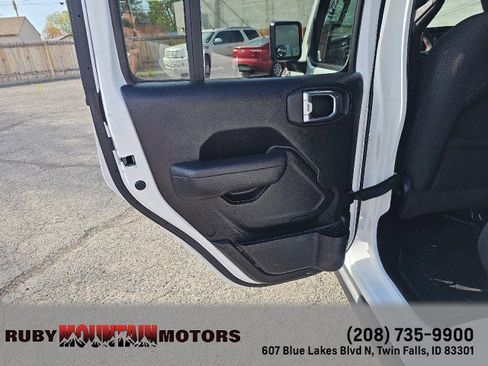 Used 2023 Jeep Gladiator Rubicon w/ Cold Weather Group image 27