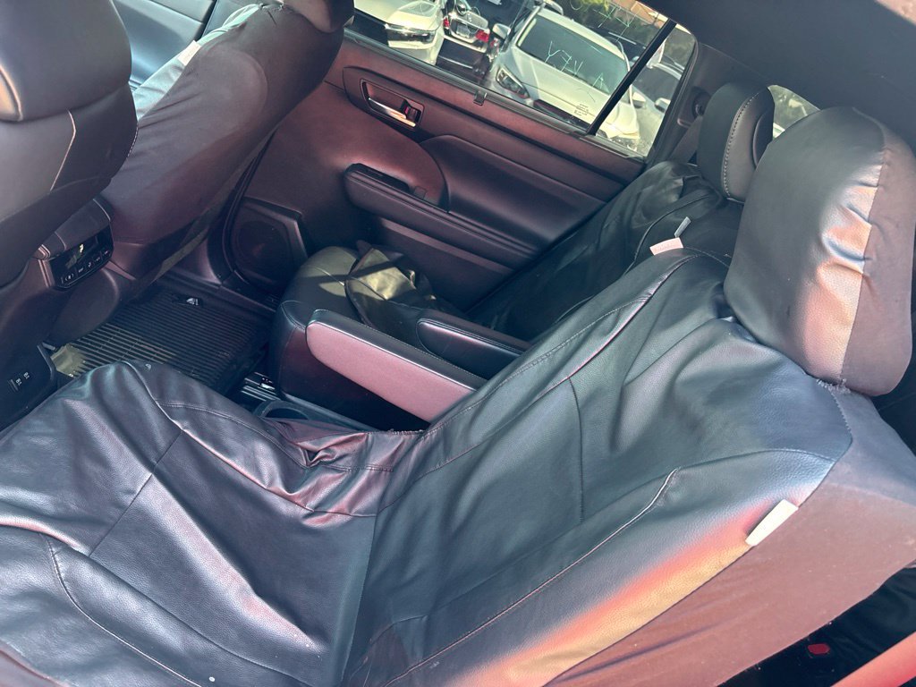 Used 2021 Toyota Highlander XSE FWD image 11
