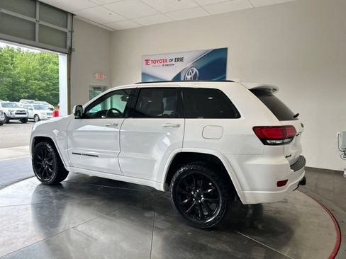 Used 2021 Jeep Grand Cherokee Laredo X AWD/4WD image 3