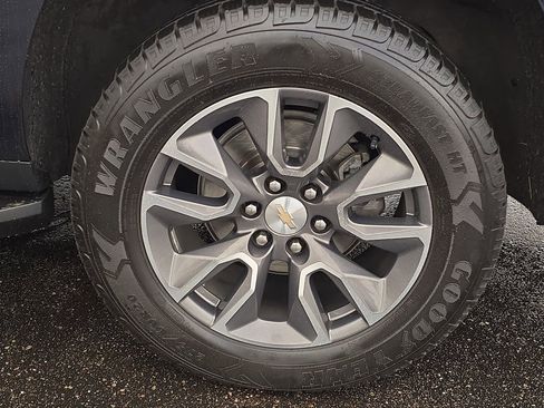 Used 2023 Chevrolet Suburban LT w/ LT Signature Plus Package image 5