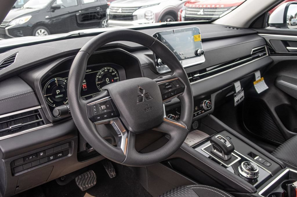 Used 2025 Mitsubishi Outlander ES AWD/4WD image 23
