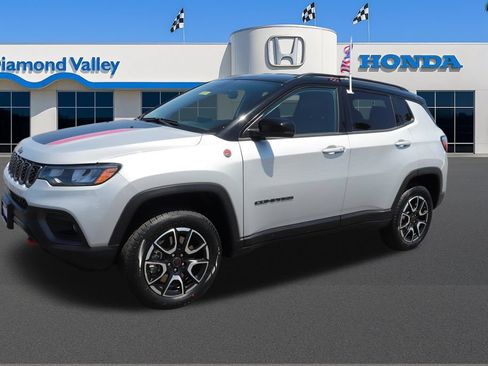 Used 2025 Jeep Compass Trailhawk AWD/4WD image 3