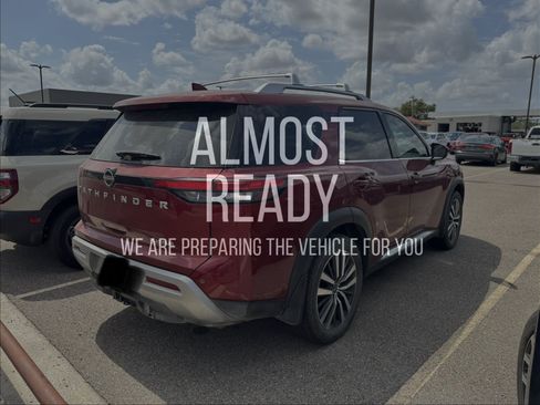 Used 2022 Nissan Pathfinder Platinum w/ Cargo Package FWD image 4