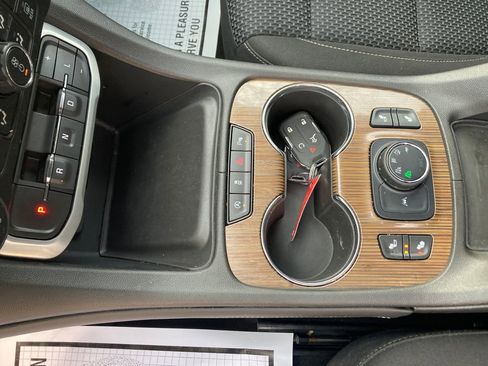 Used 2021 GMC Acadia SLE w/ Driver Convenience Package image 30