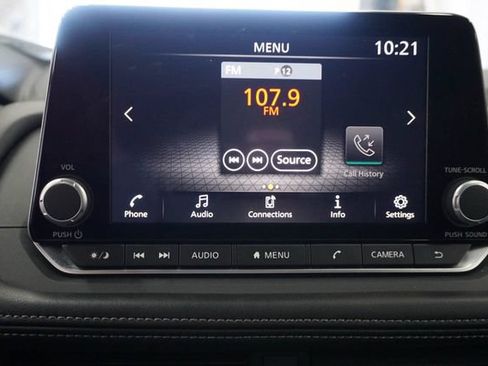 Used 2025 Nissan Rogue SV FWD image 17