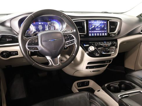 Used 2020 Chrysler Pacifica Touring-L Plus w/ Advanced Safetytec Group FWD image 2