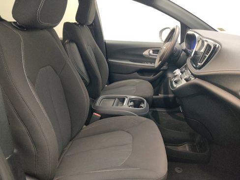 Used 2023 Chrysler Pacifica Touring FWD image 21