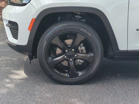 Used 2022 Jeep Grand Cherokee Altitude AWD/4WD image 10