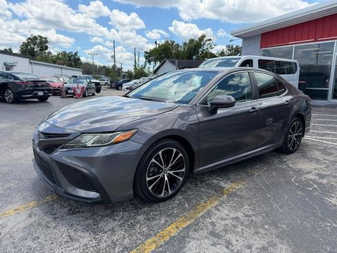 Used 2023 Toyota Camry SE FWD image 3