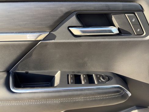 Used 2025 GMC Acadia Elevation image 17