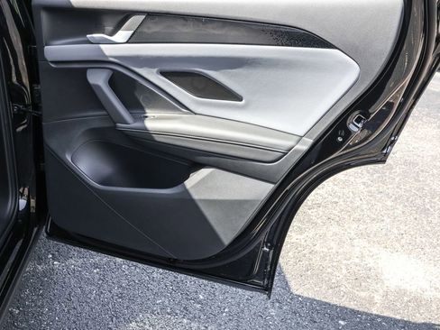 Used 2025 Volkswagen Tiguan SE image 30