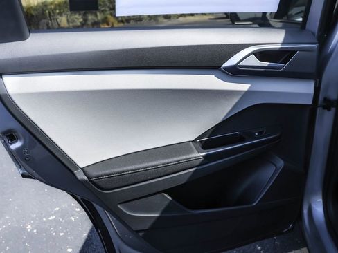 New 2025 Volkswagen Taos SE image 32